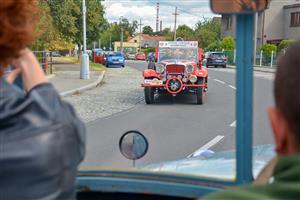 V rámci pouti se Kopřivničanům i návštěvníkům města už řadu let nabízejí projížďky historickými vozy Tatra. Ty nechyběly ani letos. V sobotu 30. 8. navíc do města zavítá víc než 130členná kolona tatrovek v rámci Tatra Veteran Rallye Beskydy. FOTO: D. MACH