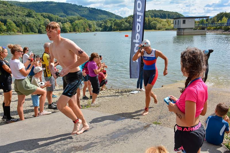 Po první plavecké části čekal účastníky Větřkovického triatlonu krátký přeběh do depa a pak úsek na kole.