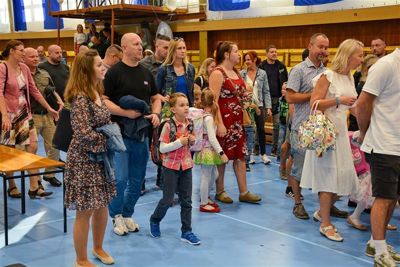 Slavnostním zahájením ve sportovní hale školy začala v pondělí nová etapa života pro prvňáčky ze ZŠ Emila Zátopka.