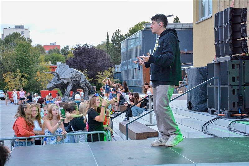 Koncert rappera Reginalda byl minulý pátek večer jedním z hlavních lákadel akce „Zapoj se!“. Návštěvníci si kromě jeho vystoupení užili i kapely Midnight či Kyselé rybičky. Open mic scénu v průběhu odpoledne využilo šest vystupujících muzikantů, další lid