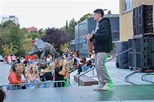 Koncert rappera Reginalda byl minulý pátek večer jedním z hlavních lákadel akce „Zapoj se!“. Návštěvníci si kromě jeho vystoupení užili i kapely Midnight či Kyselé rybičky. Open mic scénu v průběhu odpoledne využilo šest vystupujících muzikantů, další lid