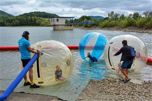 Oslavě padesátin Větřkovické přehrady stoprocentně nepřálo počasí. I tak si řada lidí užila zábavný den nejen na hladině, ale i v okolí oblíbené vodní nádrže.