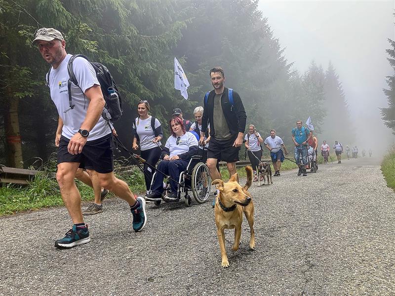 Šestnáct týmů vyrazilo minulou neděli na vrchol Lysé hory a s sebou vyvezli také vozíčkáře.