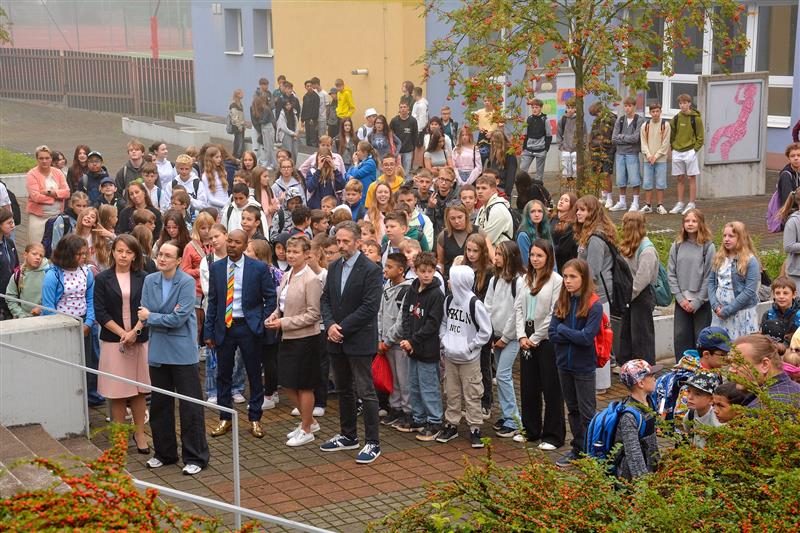 S týdenním odkladem byl zahájen školní rok i na ZŠ Alšově. Dokončovací práce na rekonstrukci budovy si vyžádají ještě dva dny ředitelského volna v závěru října.