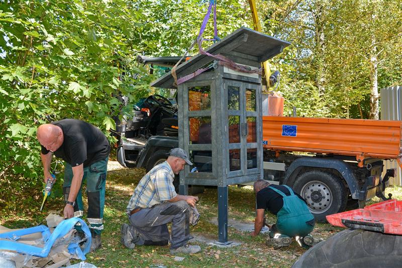 Přesně před týdnem byla na Větřkovické přehradě instalována knihobudka. Knihy a časopisy, které byly do ní vloženy, pocházejí z Re-use centra.