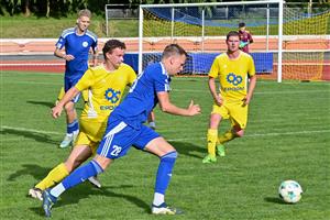 Jednu ze šesti branek Kopřivnice (modré dresy) v utkání s Tichou dal i Marek Socha (s míčem), v pozadí přihlíží jeho bratr Tomáš Socha.