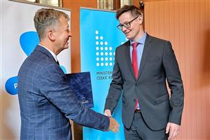 Tajemník Městského úřadu Kopřivnice Josef Procházka (vpravo) přebírá ocenění za umístění v letošním ročníku Přívětivý úřad.