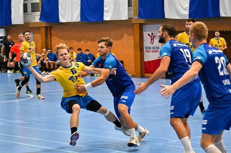 Házenkáři Kopřivnice (ve žlutém s míčem Jakub Ježek) doma v derby s Frýdkem-Místkem dlouho vedli, ale v poslední čtvrthodině o všechno přišli.