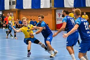 Házenkáři Kopřivnice (ve žlutém s míčem Jakub Ježek) doma v derby s Frýdkem-Místkem dlouho vedli, ale v poslední čtvrthodině o všechno přišli.