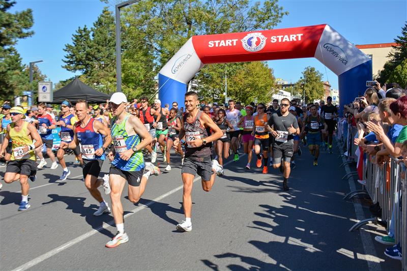 Běh rodným krajem Emila Zátopka 2025 poprvé v historii startoval u sochy Emila Zátopka na ulici Štefánikově. Do cíle 23. ročníku v Rožnově pod Radhoštěm dorazilo 254 jednotlivců a k tomu 35 dvoučlenných štafet.