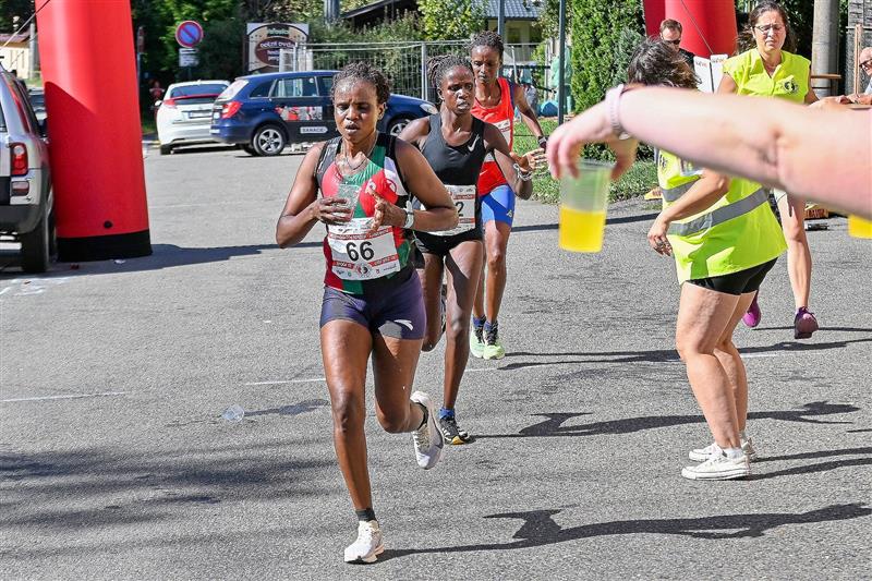 Nejlepší trojice ženského závodu už na občerstvovací stanici ve Veřovicích měla velký náskok na své soupeřky, v cíli v Rožnově nakonec slavila Ruth Nundu (třetí zleva).