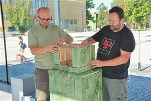 Už skoro týden stojí ve výstavním pavilonu kachlová kamna, která budou připomínkou historie zdejší keramické výroby.