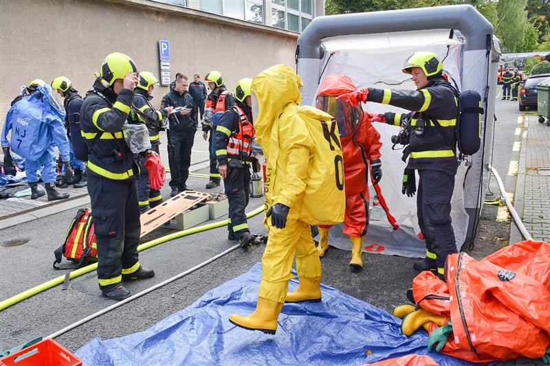 Hasiči cvičili zásah při simulovaném úniku čpavku ze strojovny ze zimního stadionu. Součástí cvičení bylo i nouzové informování obyvatelstva.