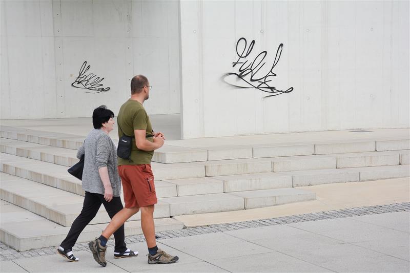 Sprejer se v noci na neděli podepsal na pilířích Lašské brány. Věc řeší policie, ale odstranění nápisů by nemělo být problematické.