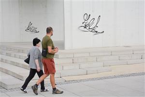 Sprejer se v noci na neděli podepsal na pilířích Lašské brány. Věc řeší policie, ale odstranění nápisů by nemělo být problematické.