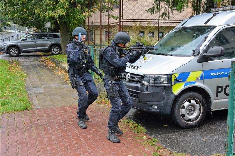 Objekt bývalé školy Náměstí se minulou středu stal dějištěm cvičení policejního zásahu proti aktivnímu střelci. V budově a jejím bezprostředním okolí cvičilo asi pět desítek policistů z celého Novojičínska.