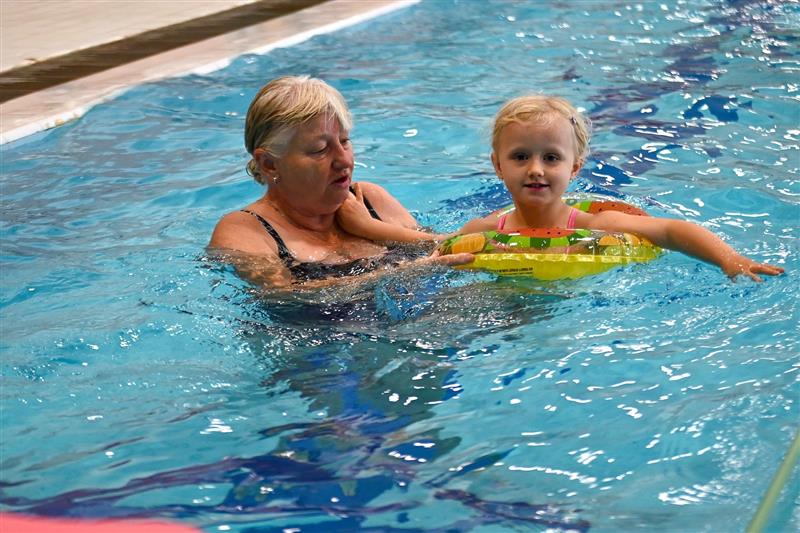 Nejmladší účastnicí Plavecké soutěže měst v Kopřivnici byla čtyřletá Lu Hustáková (na snímku s babičkou)