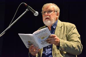 Překladatel a ilustrátor vydání Malého prince v laštině Josef Hrček předčítá z knihy při jejím slavnostním křtu, který proběhl minulou neděli ve Štramberku.