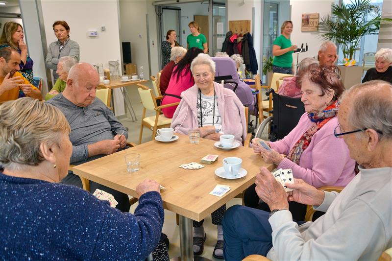 V Domově pod Bílou horou proběhla dobrovolnická akce s názvem KoprDobr, během níž kopřivničtí senioři společně strávili s klienty příjemné dopoledne