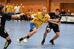 Dva ze tří posledních gólů Kopřivnice (žluté dresy) v dramatu se Strakonicemi vstřelila slovenská letní posila Marek Roman (č. 7).