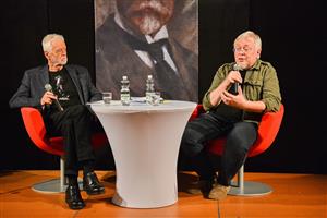 Hostem sedmadvacátého ročníku Kopřivnického pressování byl spisovatel Pavel Kosatík (vpravo). S Lubomírem Sazovským i návštěvníky akce diskutoval o hranicích svobody, ale i dalších aktuálních tématech