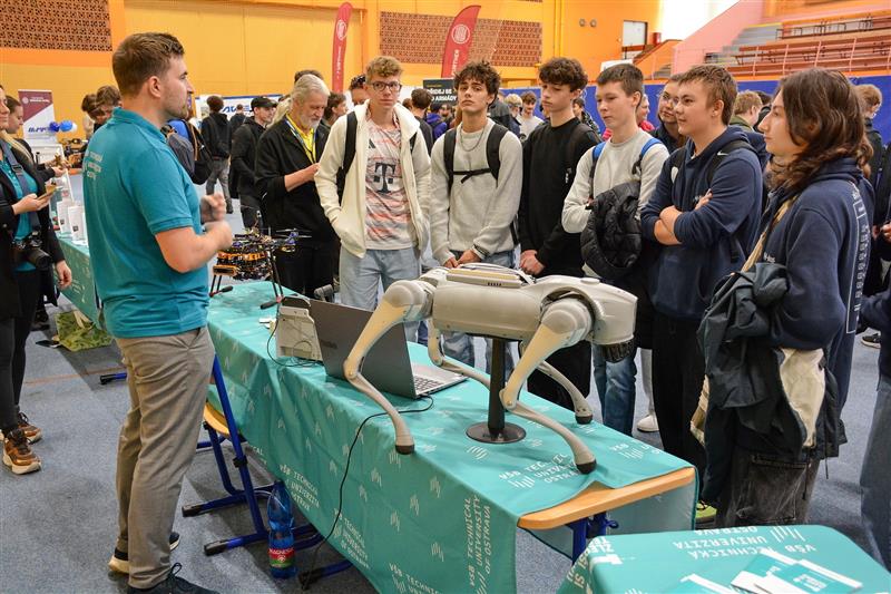 Nejen své studijní obory, ale i různé technologické výstřelky prezentovali návštěvníkům letošního Dne profesí zástupci VŠB-TUO.
