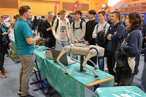 Nejen své studijní obory, ale i různé technologické výstřelky prezentovali návštěvníkům letošního Dne profesí zástupci VŠB-TUO.