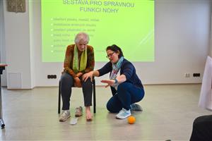 Na přednášku Petry Milichové přišlo minulý týden přes šedesát zájemců. Na závěr jim lektorka na figurantce ukázala několik cviků pro správnou funkci nohou.