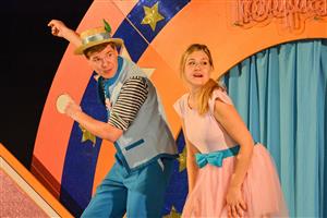 Lukáš Kunz a Barbora Waschingerová coby Štístko a Poupěnka bavili minulý pátek odpoledne nejmladší publikum svou Největší show v kulturním domě.