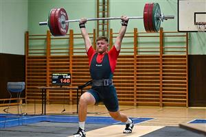 Vojtěch Camfrla právě na domácím závodě Ligy juniorů dostává v nadhozu nad hlavu 146 kg, nakonec poté zapsal i 150 kg.