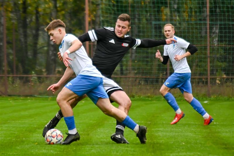 O branky Vlčovic-Mniší v utkání s Mořkovem se postarali Matěj Kachel (s míčem) a Ondřej Hanzelka (vzadu v bílém), na body to však bohužel nestačilo.