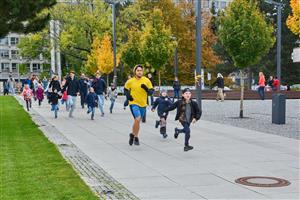 V pátek si přišlo zaběhat na Nové náměstí 370 lidí, kteří se tak zapojili do charitativní akce, jejíž výtěžek putuje na podporu výstavby dětského hospice Cibulka