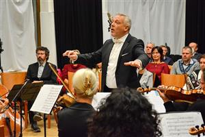 Petr Rajnoha řídí Komorní orchestr Kopřivnice při jeho sobotním koncertě v Katolickém domě pořádaném u příležitosti 30 let od založení souboru