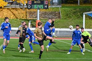 Velmi smolný moment si hned v 7. minutě zápasu s Bystřicí vybral Patrik Vrba, který při rohovém kopu takto nechtěně nasměroval míč do vlastní sítě