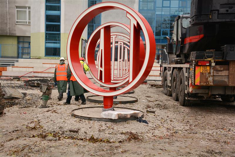 Pět bezmála dvoutunových kruhů s písmeny dohromady tvořícími logo Tatry bylo v závěru minulého týdne instalováno před vstupem do muzea osobních automobilů. Dokončení úprav prostranství se očekává v lednu.