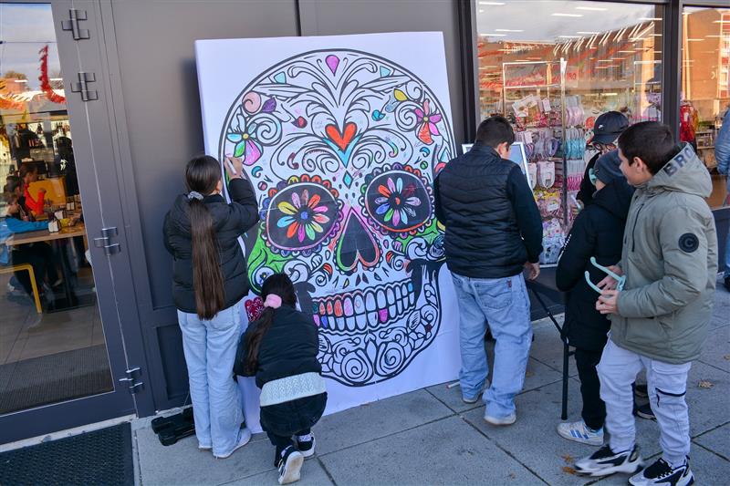 K výzdobě prostoru, kde se Fiesta v sobotu odpoledne konala, mohli přispět všichni její návštěvníci.