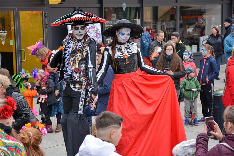 Příjemným tematickým zpestřením programu bylo i vystoupení chůdařů, kteří se v kostýmech ochotně fotili s příchozími.