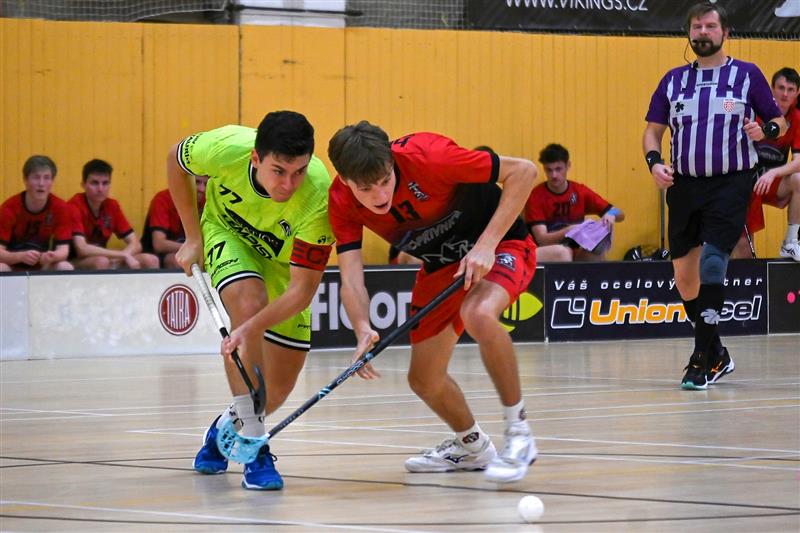 Florbalisté Kopřivnice v duelu poháru proti superligovým Vítkovicím bojovali až do konce. Na snímku domácí David Svoboda v souboji s vítkovickým kapitánem Ondřejem Vítovcem.