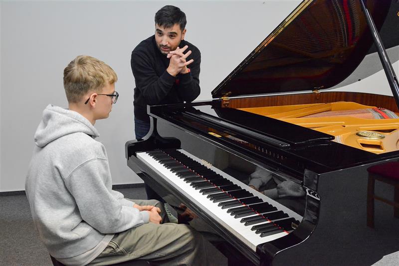 Někteří žáci, ale i pedagogové zdejší ZUŠ Zdeňka Buriana měli v pondělí 3. listopadu výjimečnou příležitost přiučit se o umění klavírní improvizace od světově uznávaného klavíristy a skladatele Tomáše Kača. Více v příštím čísle KN.