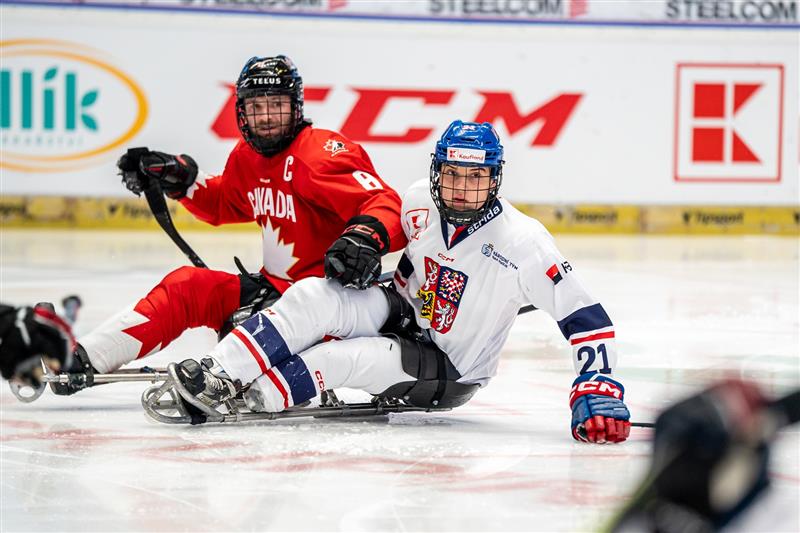 Matyáš Frýdl se v utkání s Kanadou utkal v souboji s Tylerem McGregorem, obráncem a kapitánem Kanady, trojnásobným mistrem světa.