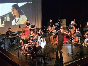 Grand Moravia Orchestra v polovině minulého týdne hrál v Kulturním domě Kopřivnice nezvyklé aranže skladeb Ennia Morriconeho.