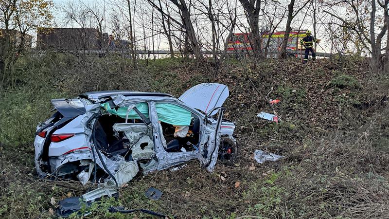 Totálně zdemolovaný osobní vůz po nehodě kousek od Vlčovic museli hasiči komplikovaně vyzvedávat za pomoci speciální techniky.