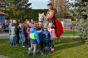 Na pozvání ZŠ 17. listopadu navštívil areál školy sv. Martin na bílém koni. Jeho představení svatomartinské legendy bylo vrcholem projektového dne, 11. listopadu si jej ale užili i obyvatelé města, protože neplánovaně projel Kopřivnicí.