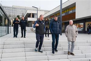 Zástupci vsetínské radnice si v doprovodu místních kolegů prohlédli také zrekonstruované Nové náměstí, kde se radnici podařilo redukovat reklamní smog.