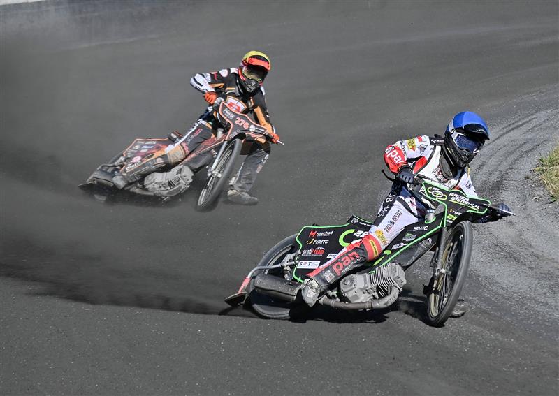 Plochá dráha v Kopřivnici zažila úspěšný rok a do třetice po dvou stříbrech získala v první lize družstev titul. Na snímku vpravo jeden z členů týmu Radek Bambuch.