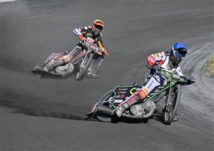 Plochá dráha v Kopřivnici zažila úspěšný rok a do třetice po dvou stříbrech získala v první lize družstev titul. Na snímku vpravo jeden z členů týmu Radek Bambuch.