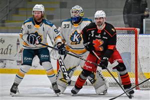 Kopřivnice (zleva Miroslav Marek, Andreas Kubáň) doma porazila Žďár nad Sázavou, vpravo 44letý bek Plamenů Jiří Vašíček, mistr extraligy 2008 s HC Slavia Praha.