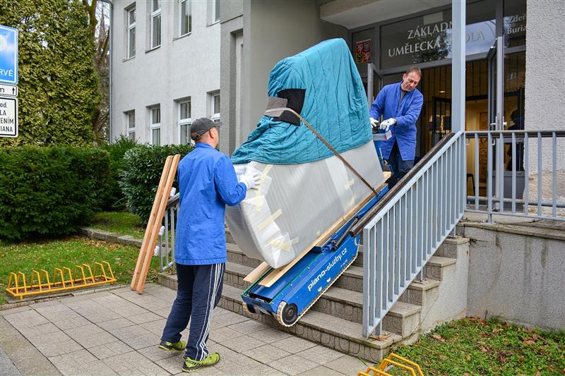 Nový nástroj přivezli technici Petrofu v úterý 18. listopadu. Škola na nový klavír čekala několik let.