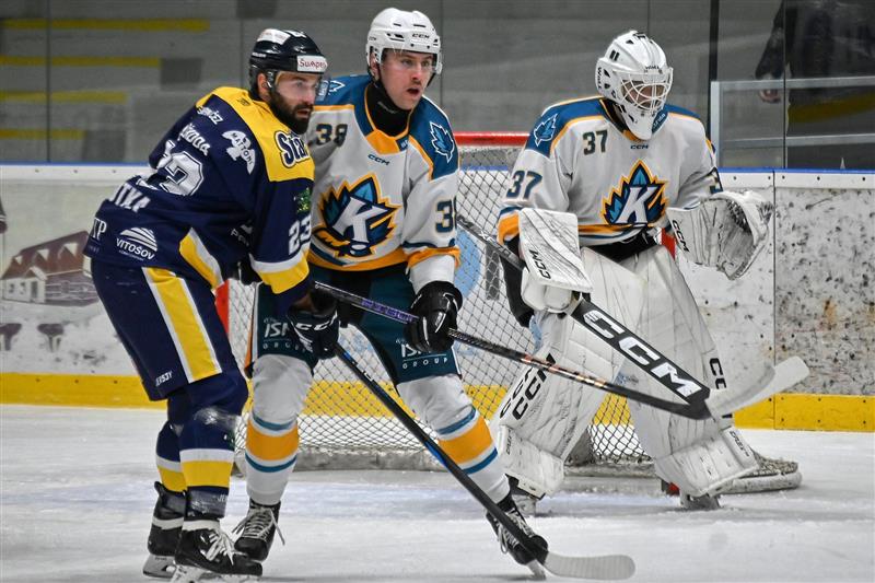 Hokejisté Kopřivnice doma porazili Draky ze Šumperka (5:4), na snímku před gólmanem Tobiasem Klimčákem obránce Adam Tomiga, který nastoupil v sezoně poprvé.