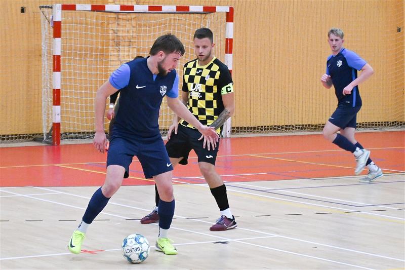 Futsalisté FU Kopřivnice doma remizovali s VŠB-TU Ostrava 4:4, na snímku z utkání zprava v modrém Jakub Balhárek a s míčem střelec vyrovnávací branky Karel Michlík. FOTO: MAREK HAVRAN